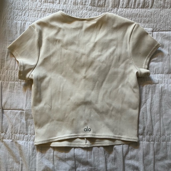 Alo Yoga Ribbed Cropped Savvy Short Sleeve - Picture 3 of 3